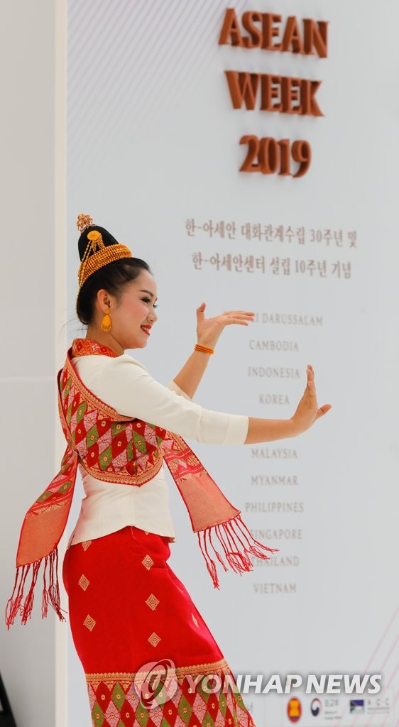 '섬세한 몸짓의 라오스 전통 공연단 '