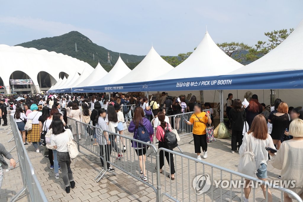 'BTS 공연 시작 전인데' 오전부터 북적