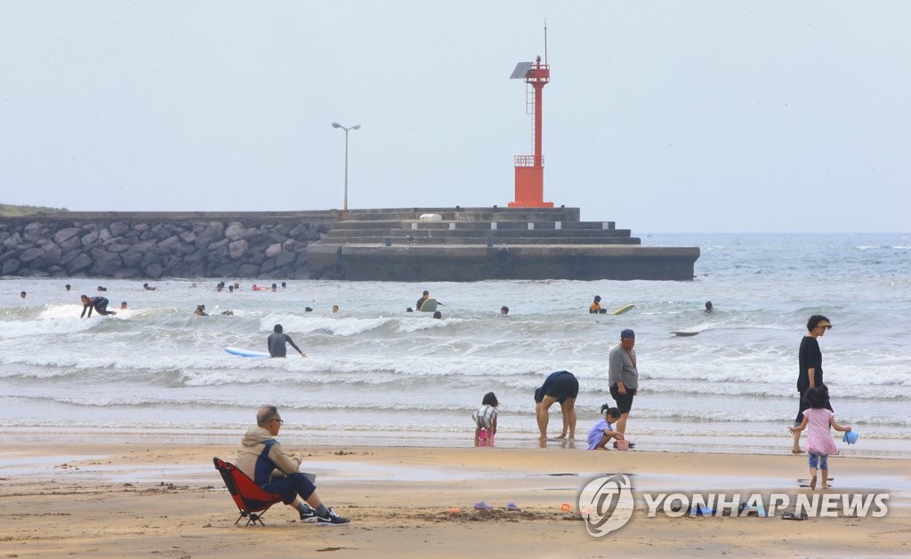 초여름 제주 해변의 정취