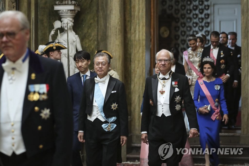 Moon Jae-in y el rey Carlos XVI Gustavo de Suecia Moon Jae-in y el rey Carlos XVI Gustavo de Suecia