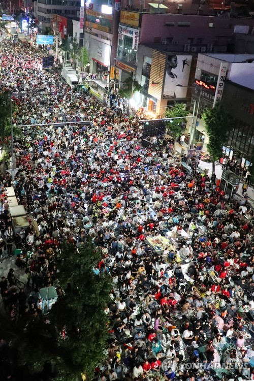 왕복 6차로 가득 메운 거리응원단