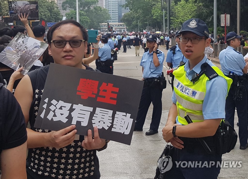 홍콩 도심에 나란히 선 '송환법 반대' 시위대와 경찰