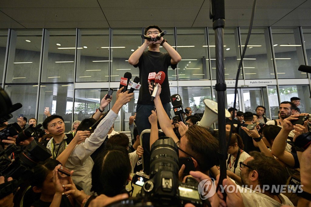 홍콩 ′송환법 철폐′ 요구 ′검은 대행진′···주최측 "200만 모여"
