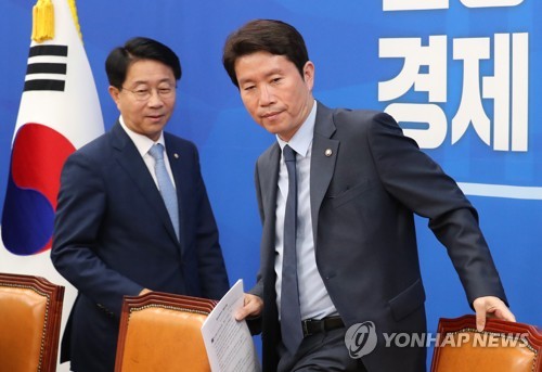 원내대책회의 참석하는 이인영과 조정식