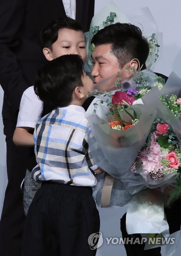 밝은 표정의 유승민 신임 대한탁구협회장