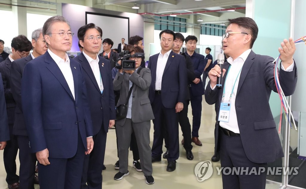 디지털 트윈 운영 설명 듣는 문 대통령