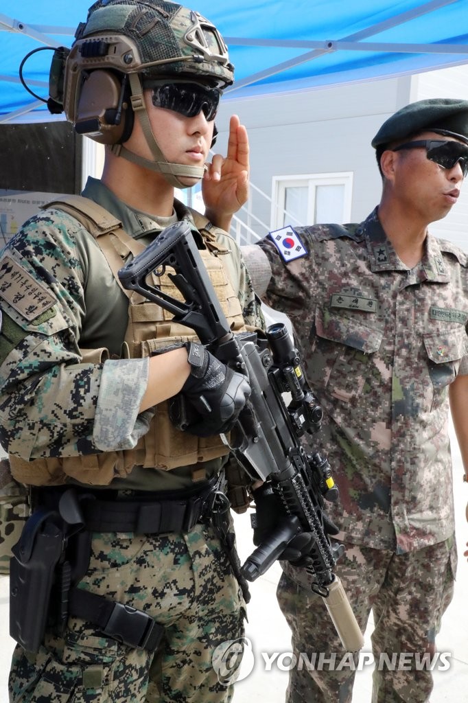 워리어플랫폼 소개하는 군 관계자