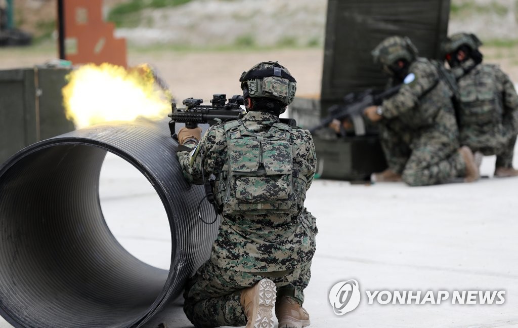 기동사격 훈련하는 워리어플랫폼 착용 장병