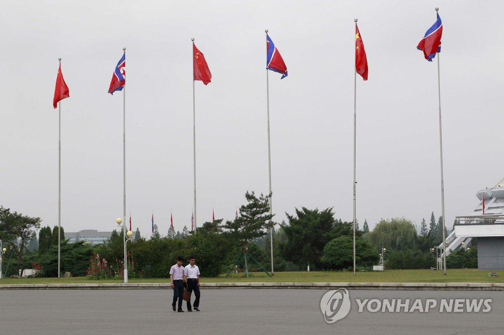 평양 거리에 내걸린 北인공기와 中오성홍기