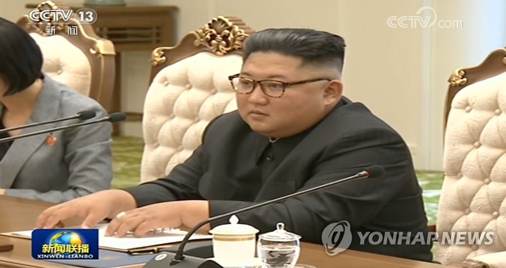 발언 듣는 김정은