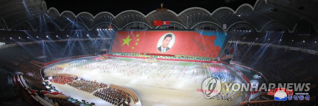 북중 정상 내외, 집단체조 관람