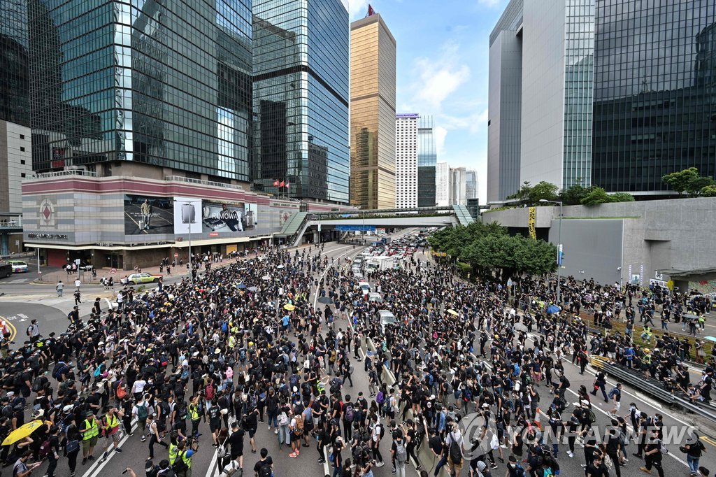홍콩 정부청사 주변 도로 점거한 '송환법' 반대 시위대