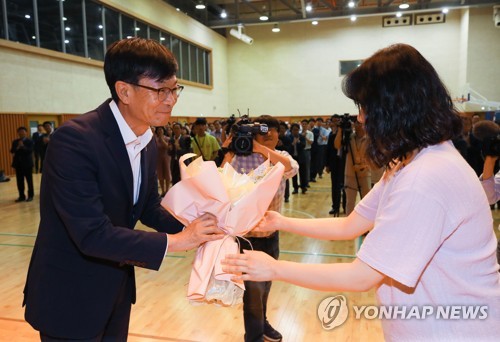 꽃다발 받는 김상조 공정위원장