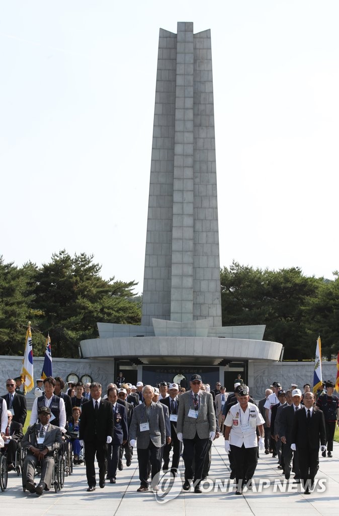 현충탑 참배 마친 6·25 전쟁 유엔군 참전용사들