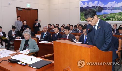 현안보고에 앞서 인사하는 김연철 장관