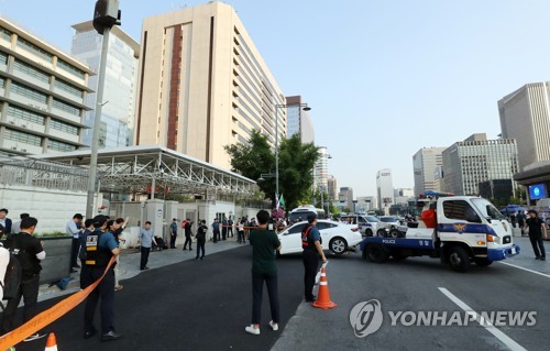 견인되는 미 대사관 돌진 차량