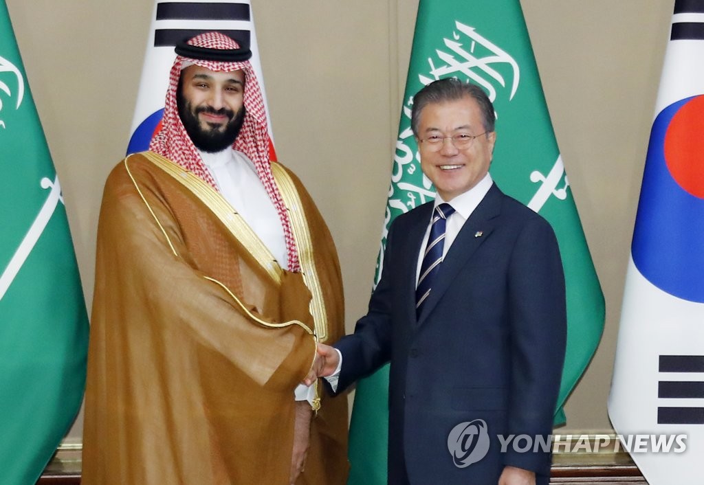 الرئيس مون يصافح ولي العهد السعودي الرئيس مون يصافح ولي العهد السعودي
