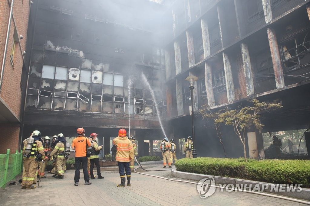 잔불 진화작업 하는 소방관