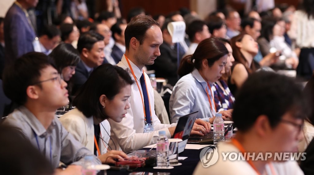 한반도평화 심포지엄 취재하는 외신들