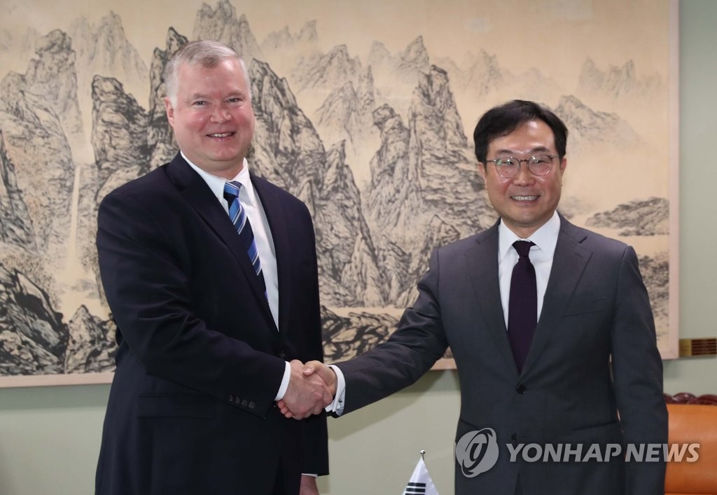 U.S. Special Representative for North Korea Stephen Biegun (L) shakes hands with his South Korean counterpart, Lee Do-hoon, before their talks at the foreign ministry in Seoul on June 28, 2019. (Yonhap)