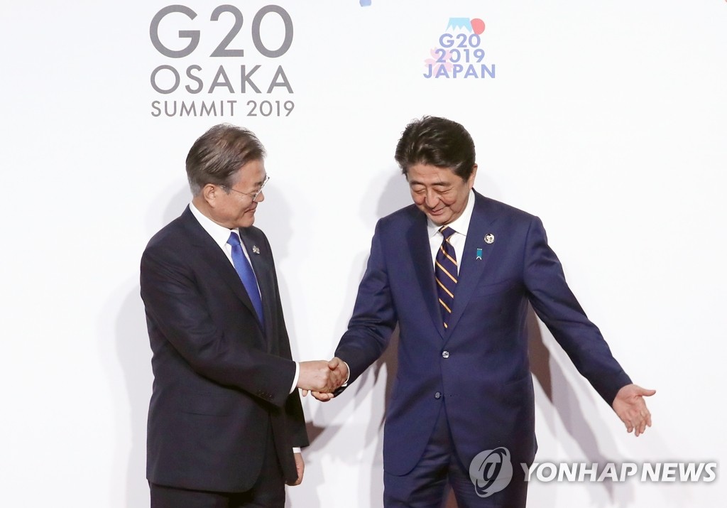 문 대통령 안내하는 아베 총리