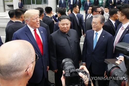 판문점에서 모인 남북미 정상