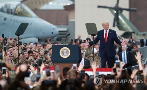 주한미군 장병들에게 인사하는 도널드 트럼프