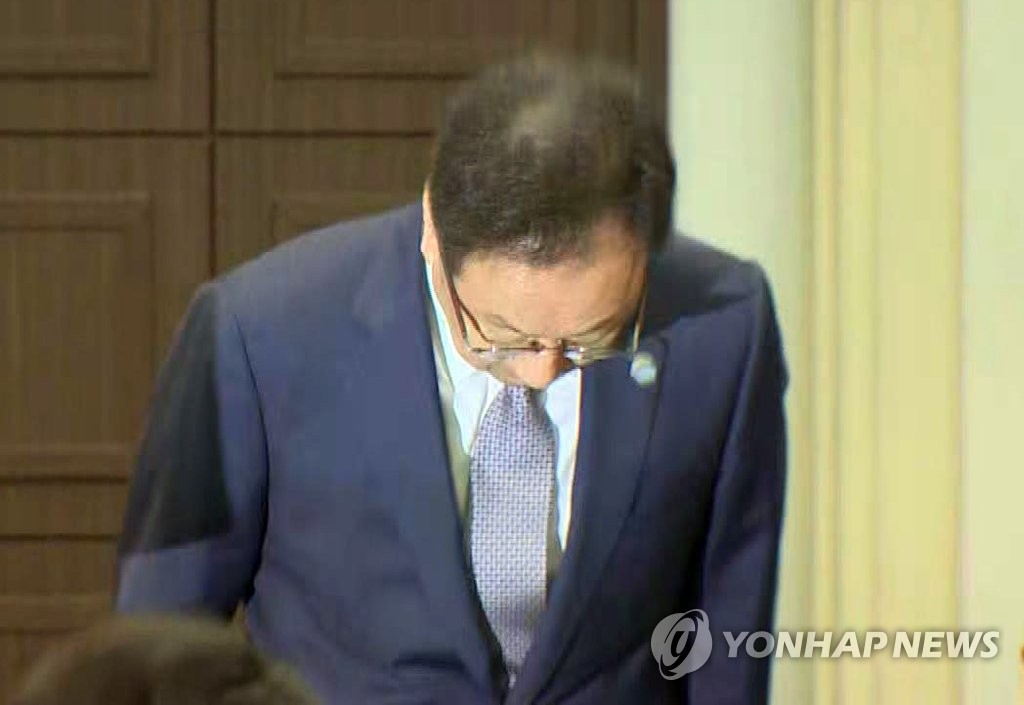 '인보사 사태' 사과하는 이우석 코오롱생명과학 대표