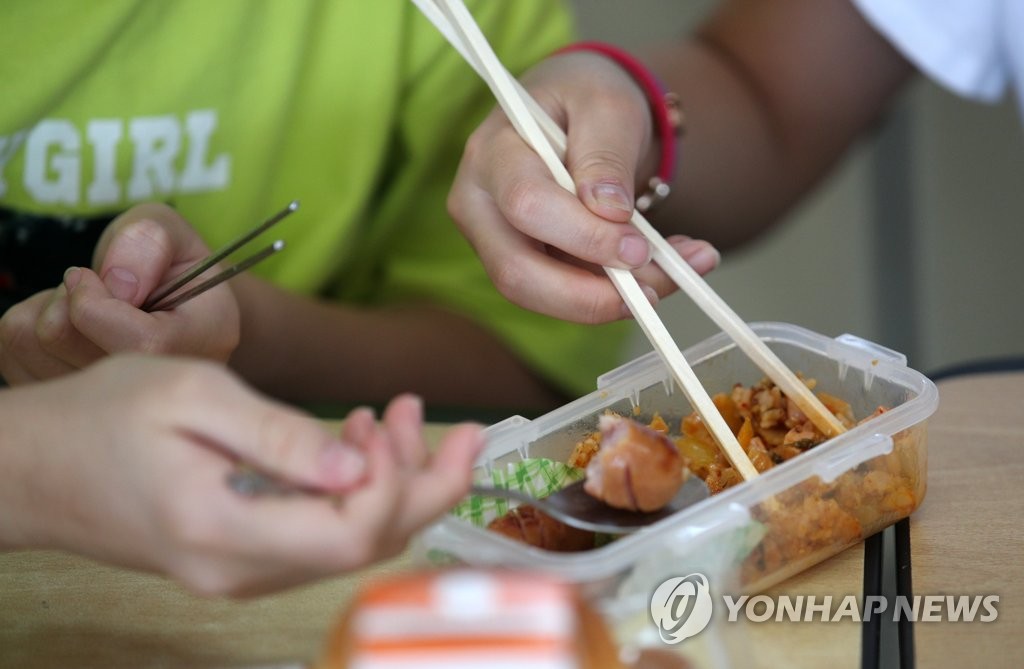 사이좋게 도시락 나눠 먹는 학생들