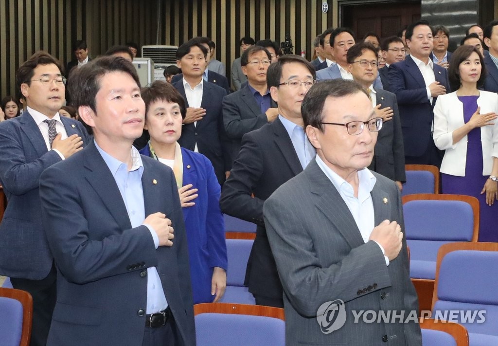 국기에 경례하는 이해찬-이인영