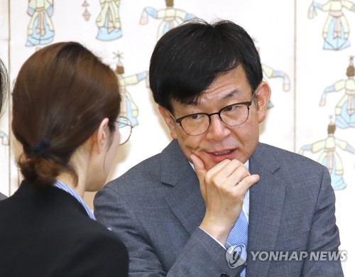 고민정 대변인과 대화 나누는 김상조 정책실장