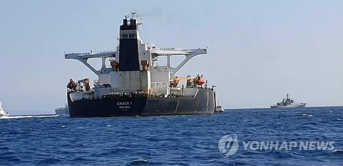 (지브롤터 로이터=연합뉴스) 이란산 원유를 시리아로 운송 중인 것으로 의심받고 있는 유조선 '그레이스 1'이 4일 영국령 지브롤터 근해에서 포착된 모습.