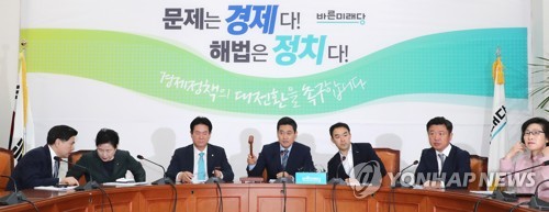 원내정책회의 주재하는 오신환