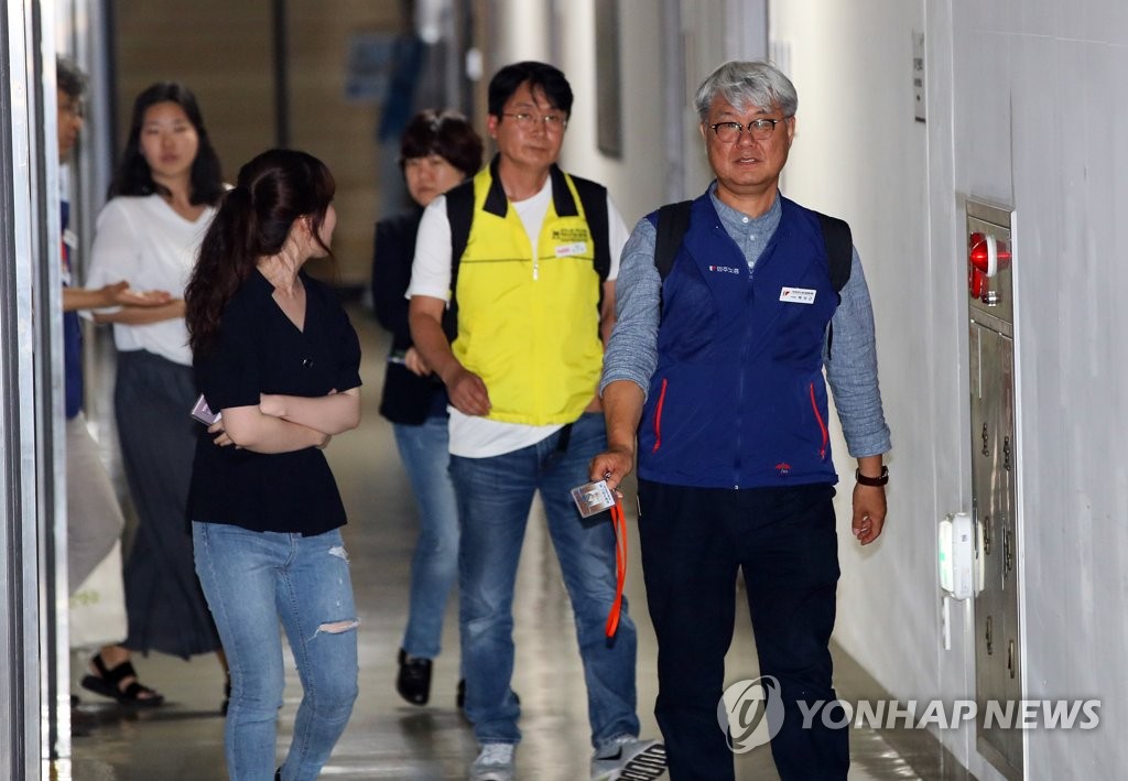 최저임금 전원회의 입장하는 민주노총