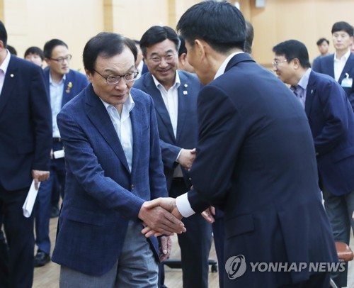 참석자들과 악수하는 이해찬 대표