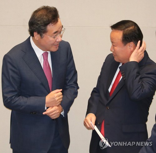 대화하는 이낙연 총리와 김재원 위원장