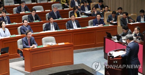 질의에 답변하는 이낙연 총리