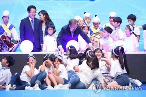 아이들과 인사하는 문 대통령