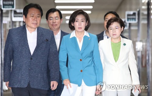 기자회견장 들어서는 나경원 원내대표
