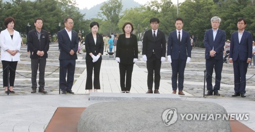 봉하마을 찾은 심상정