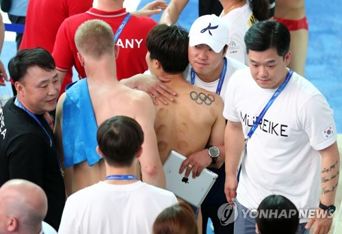 '우하람, 고생했어'