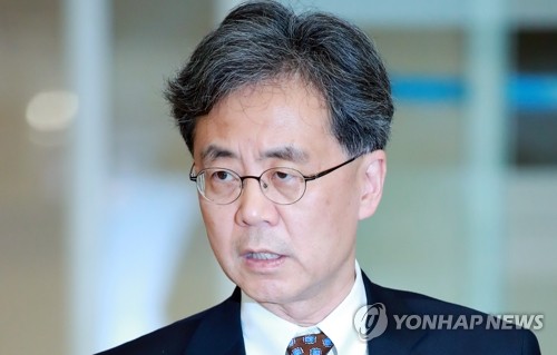 취재진 질문에 답하는 김현종