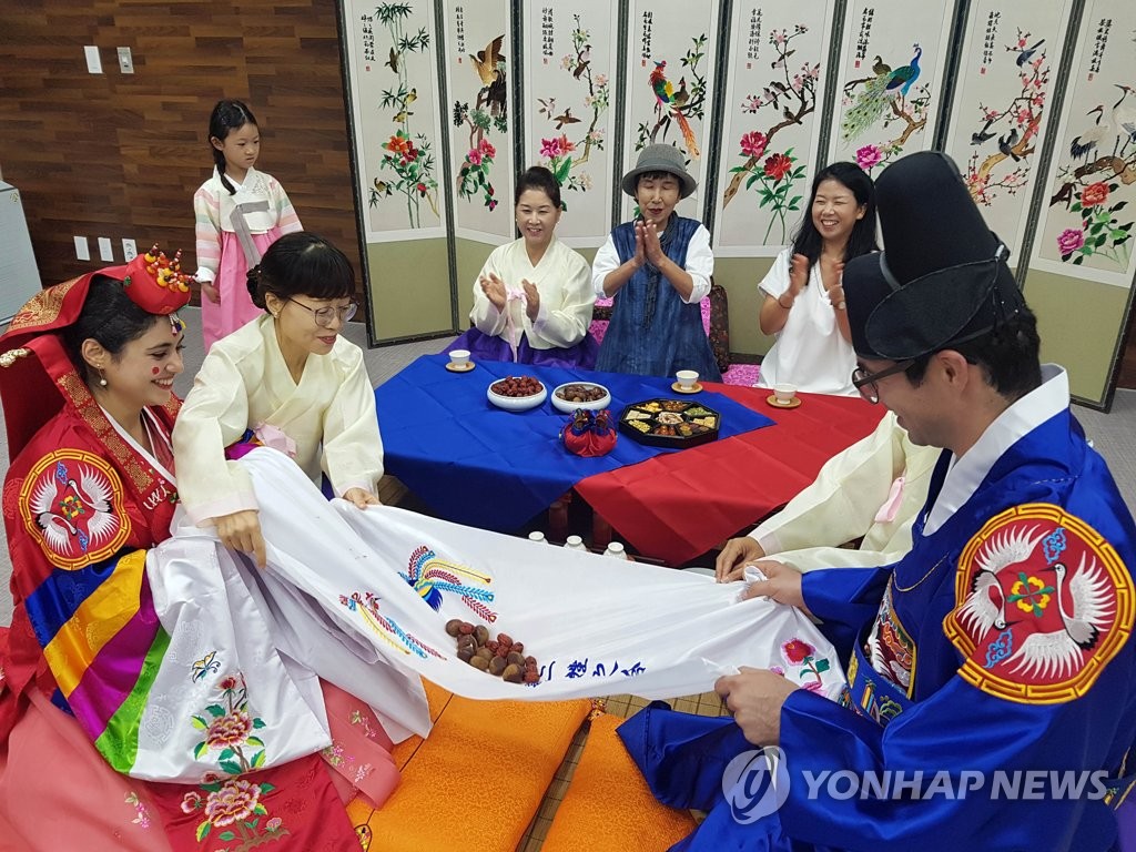 Iranian couple has traditional Korean wedding Iranian couple has traditional Korean wedding