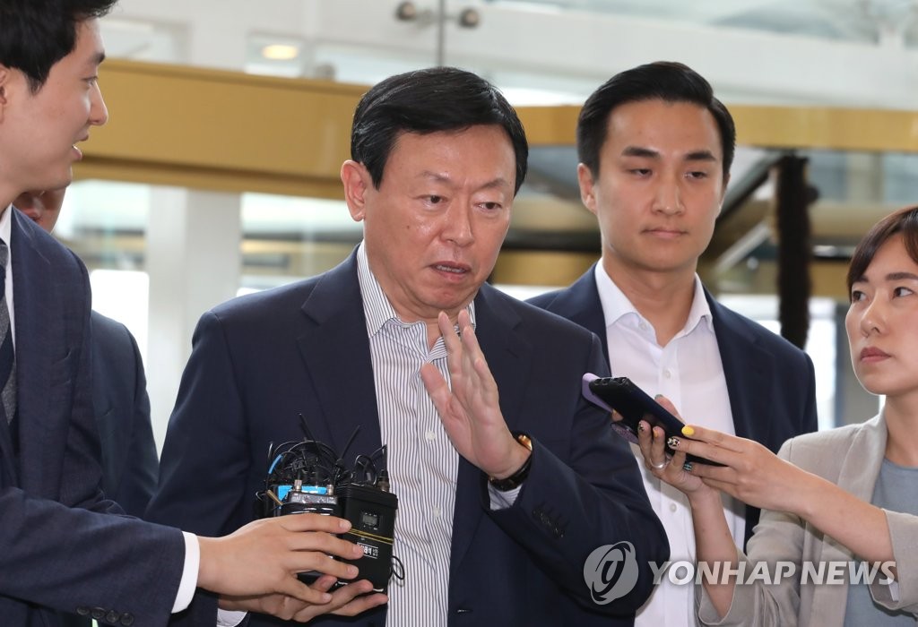 In this file photo taken on July 16, 2019, Lotte Group Chairman Shin Dong-bin arrives at Lotte World Tower in eastern Seoul to preside over a second-half meeting of presidents of group subsidiaries. (Yonhap)