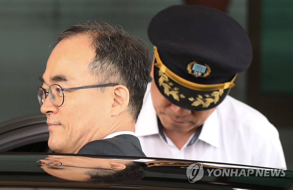 대검청사 나서는 문무일
