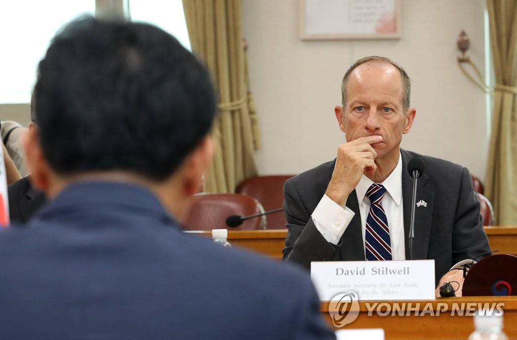 발언 경청하는 스틸웰