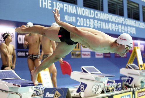 South Korean swimmer Jang Dong-hyeok dives into the pool during practice ahead of the FINA World Championships at Nambu University Municipal Aquatics Center in Gwangju, 330 kilometers south of Seoul, on July 18, 2019. (Yonhap)