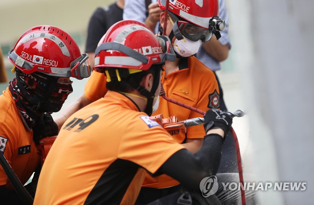 붕괴사고 대비 훈련중