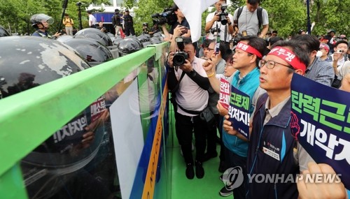 경찰 앞에 선 김명환 민주노총 위원장