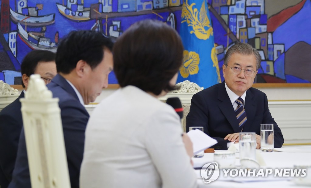 심상정 대표 발언 듣는 문 대통령